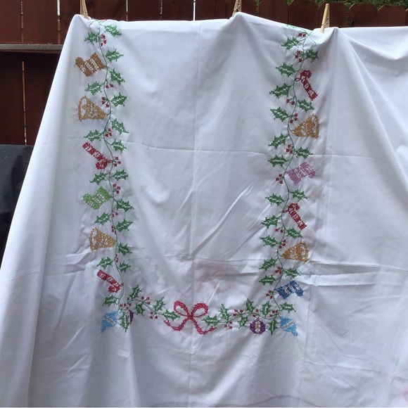 LARGE VINTAGE TABLECLOTH - Picture 4 of 10